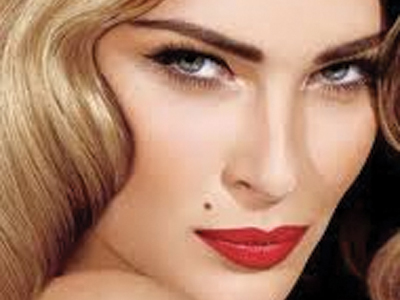 Έντονες βλεφαρίδες και χείλη γεμάτα χρώμα