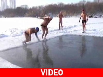 Βουτιά στους… μείον 30 βαθμούς Κελσίου Βουτιά στους… μείον 30 βαθμούς Κελσίου