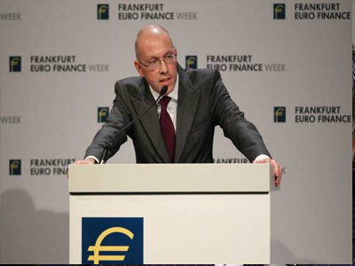 Δε βλέπει κίνδυνο πληθωρισμού στην ευρωζώνη ο Γιοργκ Άσμουσεν της ΕΚΤ