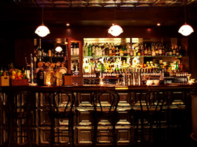 Μπράβοι επιτέθηκαν σε αστυνομικούς