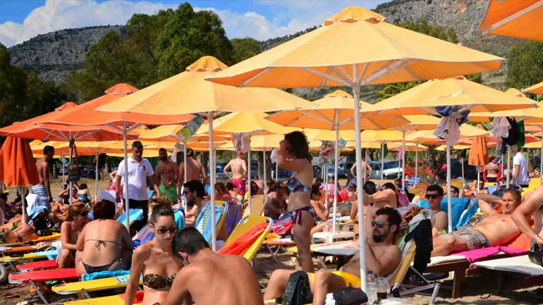 Τέλος ξαπλώστρες και ομπρέλες «δίπλα στο κύμα» Τέλος ξαπλώστρες και ομπρέλες «δίπλα στο κύμα»