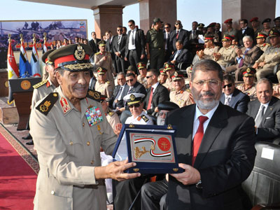 Παρασημοφόρησε τους στρατηγούς που αποστράτευσε ο Μόρσι