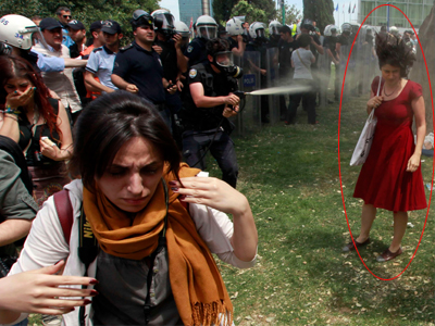 Τουρκία: Η «γυναίκα με τα κόκκινα» έγινε σύμβολο