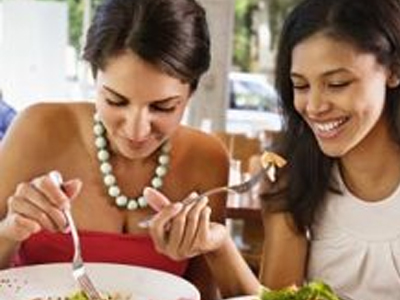 Με τις φίλες σας τρώτε περισσότερο