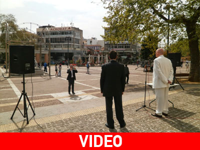 Βγάζει λόγο σε άδεια πλατεία!