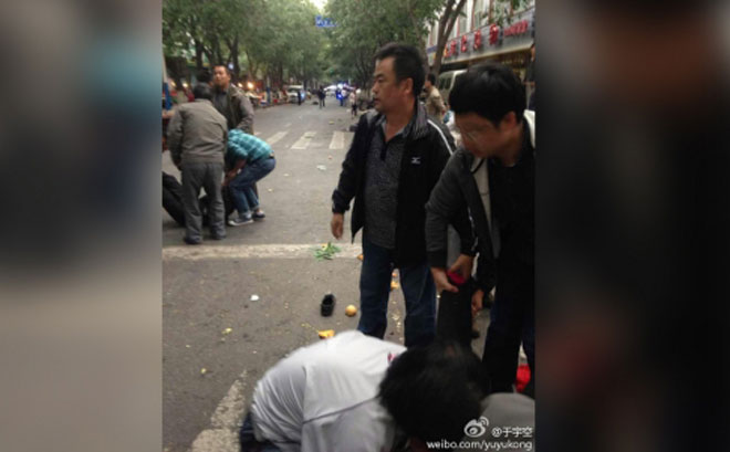 Οι πρώτες βοήθειες δίνονται στους τραυματίες