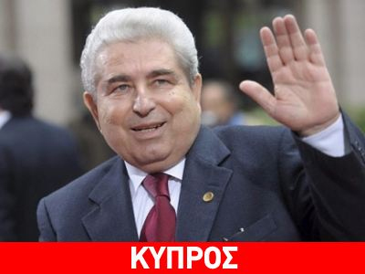 Κρατάει κλειστά τα χαρτιά του