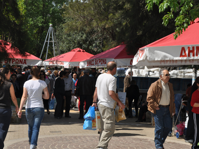 Βύρωνας: Ξεπούλησε το «Χωριό Παραγωγών»