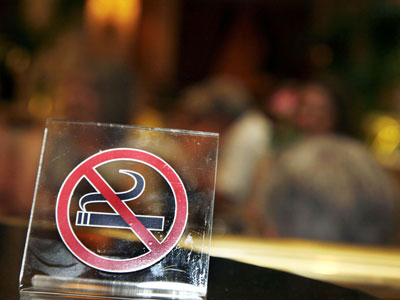 «Καμπάνες» έως 500 ευρώ για όσους καπνίζουν σε χώρους εστίασης