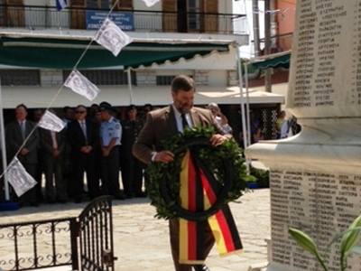 Αποδοκιμάστηκε στο Κομμένο ο Γερμανός πρόξενος