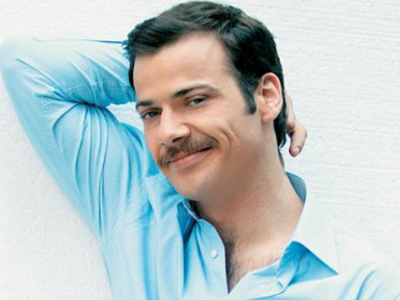 Ο Ορέστης Τζιόβας έγινε σερβιτόρος