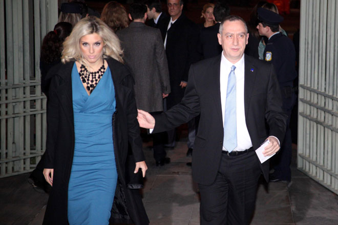 Η άφιξη του Ιωάννη Μιχελάκη με τη σύζυγό του