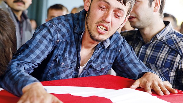 Θρήνος στην κηδεία πατέρα και γιου