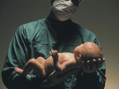 Σε κύκλωμα φοροδιαφυγής δεκάδες μαιευτήρες