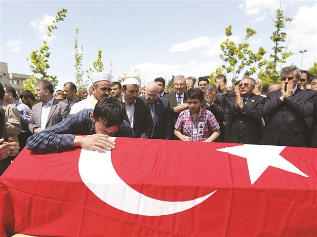 Ο γιος της οικογένειας που επέζησε είναι απαρηγόρητος για τον χαμό του πατέρα και του αδελφού του 