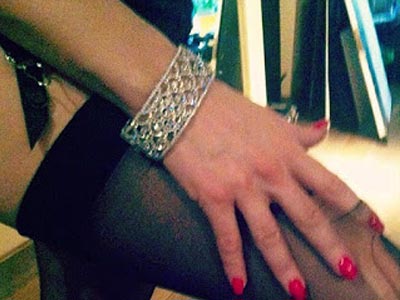 Γυναικολόγος εξετάζει γυναίκες μόνο αν φορούν ζαρτιέρες!