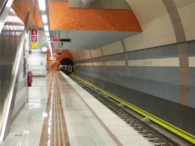 Απίστευτο: Σταμάτησε το μετρό και έκανε την ανάγκη του στη μέση του συρμού!