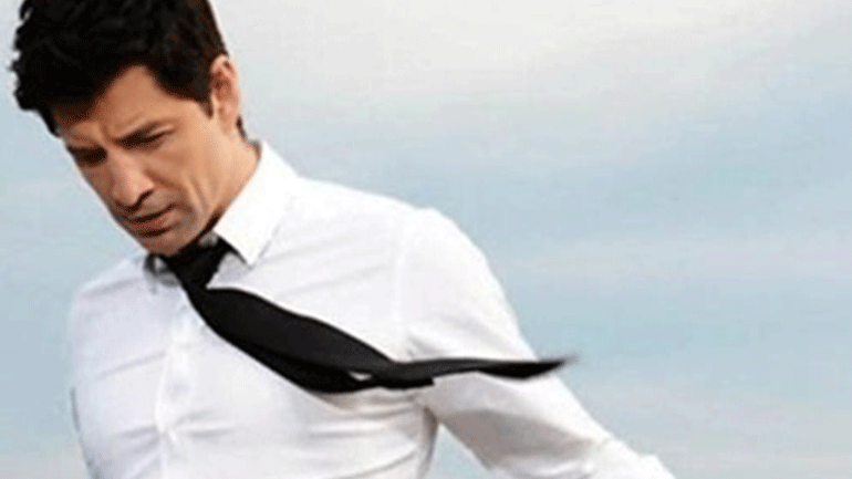 Ο Σάκης Ρουβάς ερμηνεύει το «Άξιον Εστί» προς τιμήν του Μίκη Θεοδωράκη!