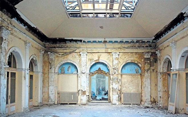 H αίθουσα συγκεντρώσεων και χορού στο πρώην ξενοδοχείο «Μπάγκειον»