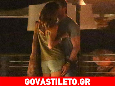 Διάσημο ζευγάρι φιλιέται μες στη μέση του δρόμου Διάσημο ζευγάρι φιλιέται μες στη μέση του δρόμου