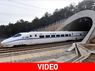 Το τρένο που δεν σταματά και «μαζεύει» τους επιβάτες εν κινήσει