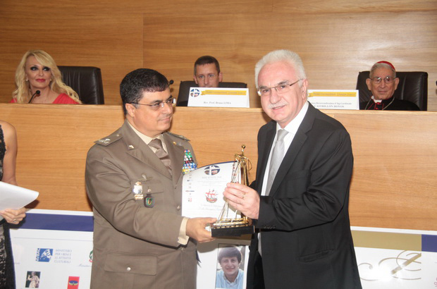 Ο Στρατηγός Gerardo Restaino βραβεύει τον Γιώργο Τσούκαλη