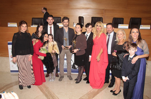 Oι νικητές Amira, Flavio Parenti, Anisiia Neborako & Jacob Barnett με στελέχη των Βραβείων