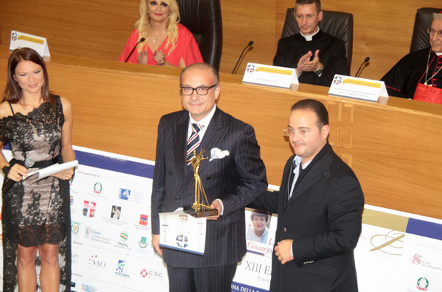 Ο Καθηγητής Παιδοκαρδιοχειρουργικής Αυξέντιος Καλαγκός βραβεύεται από τον Κυβερνήτη Leonardo Sacco, Εθνικό Αντιπρόεδρο Κοινωνικής Πρόνοιας της Ιταλίας. Εικονίζεται η παρουσιάστρια Valeria Ciardiello