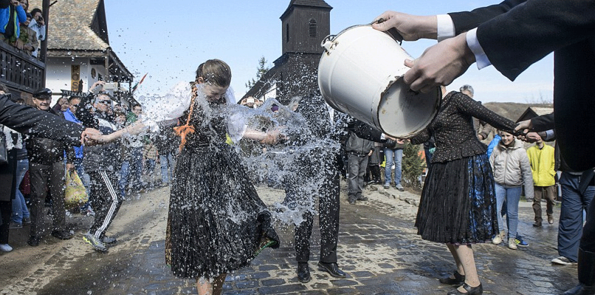Στην Ουγγαρία γιορτάζουν το Πάσχα με μπουγέλα