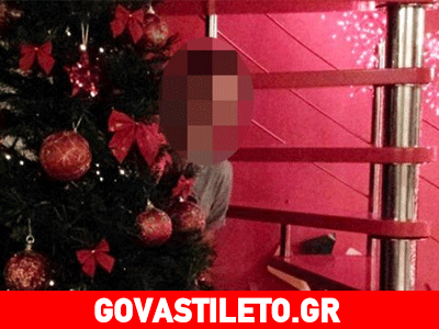 Ποιος είναι ο ηθοποιός που «κρύβεται» πίσω από το χριστουγεννιάτικο δέντρο που μόλις στόλισε;