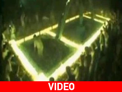 Φυσούν για να σβήσουν 48.523 κεράκια!