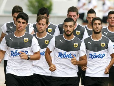 Μπήκαν στο γήπεδο οι παίκτες της ΑΕΚ