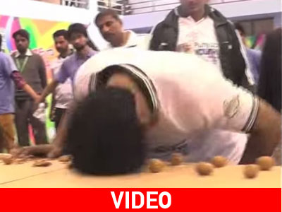 Έσπασε 150 καρύδια με το κεφάλι του!