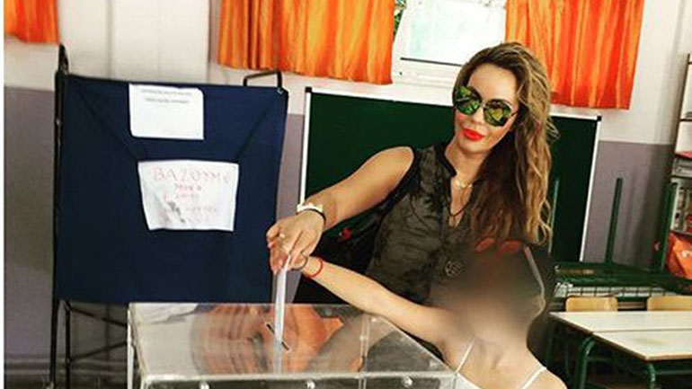 Ιωάννα Λίλη: Έριξε την ψήφο της με τη βοήθεια της κόρη της! Ιωάννα Λίλη: Έριξε την ψήφο της με τη βοήθεια της κόρη της!