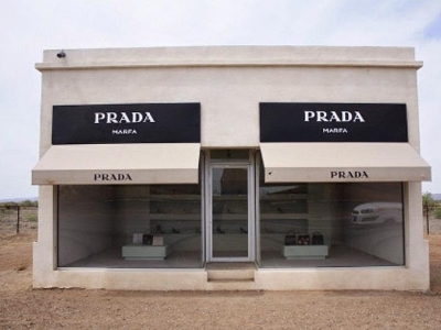 Ένα κατάστημα Prada στη μέση της ερήμου…