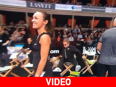 H απίστευτη τούμπα του Έλτον Τζον από καρέκλα!