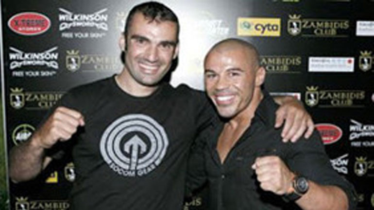 O Λάμπρος Χούτος σε φιλανθρωπικό αγώνα kick boxing