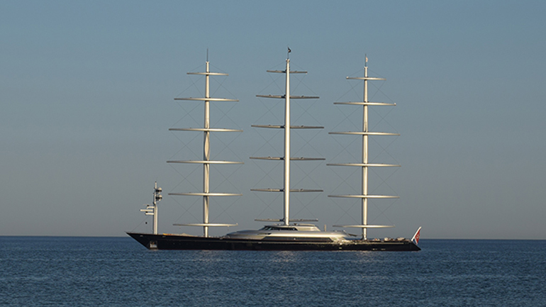 Το μεγαλύτερο ιδιωτικό ιστιοφόρο του κόσμου στη Σαντορίνη