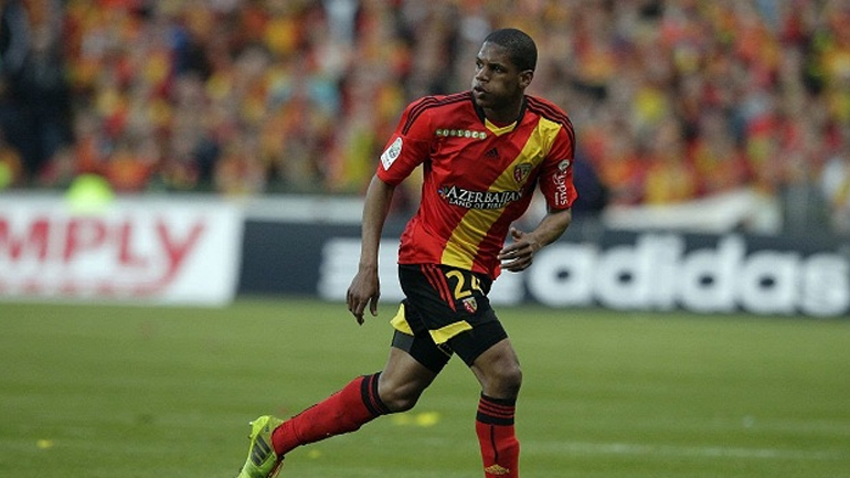 Μπακ από την Λανς συνδέεται με την ΑΕΚ