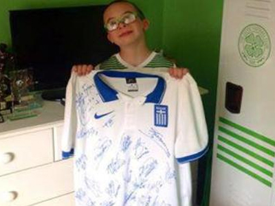 Ο μικρός Jay με τη φανέλα της Εθνικής