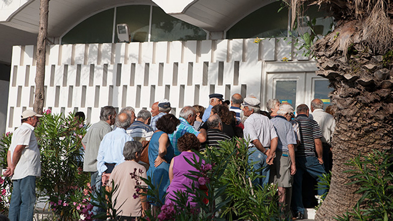 Στην ουρά και οι συνταξιούχοι της Σαντορίνης
