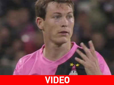 Τον έφτυσε!