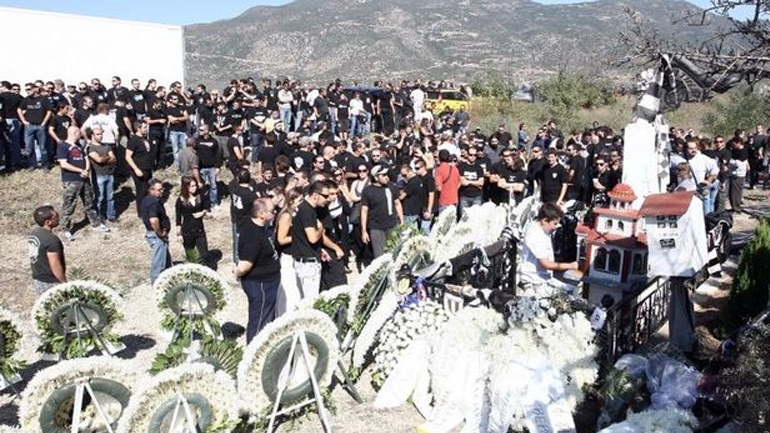 Βεβήλωσαν το μνημείο στα Τέμπη