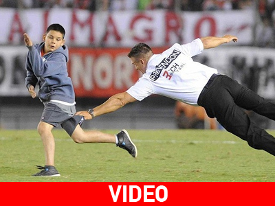 Ο μπόμπιρας μπούκαρε στο γήπεδο!