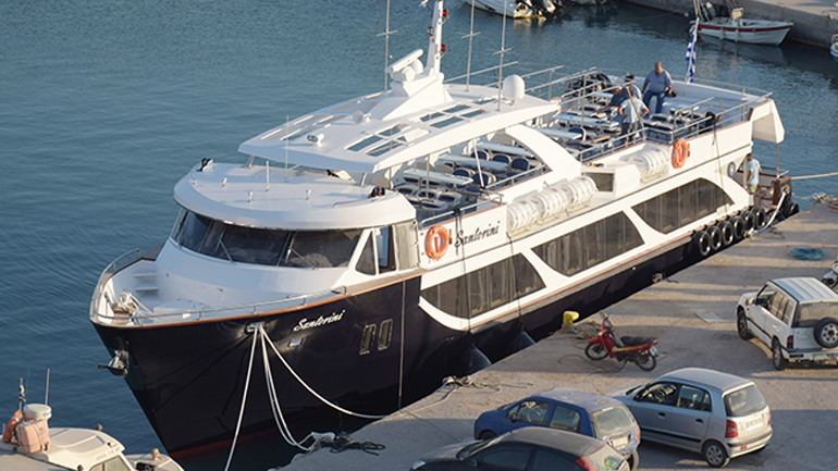 Στο νερό το νέο σκάφος της Ένωσης Λεμβούχων Σαντορίνης