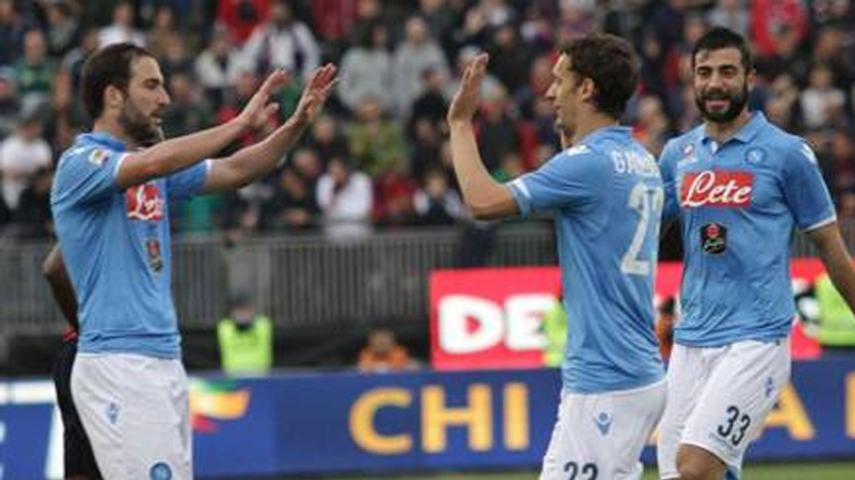 Καταιγιστική η Νάπολι, 3-0 την Κάλιαρι