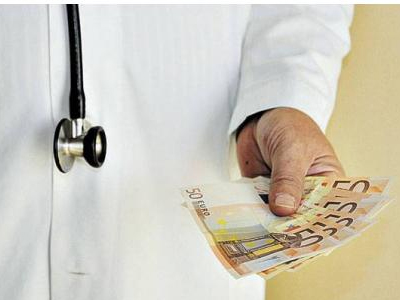 Σε αργία γιατρός, λόγω δωροδοκίας Σε αργία γιατρός, λόγω δωροδοκίας