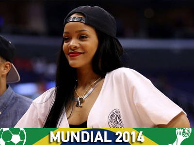 Η Ριάνα σήκωσε τη μπλούζα της!