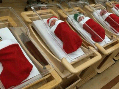 Μαιευτήριο τυλίγει τα νεογέννητα σε Χριστουγεννιάτικες κάλτσες