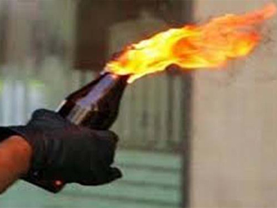 Πέταξαν μολότοφ σε λεωφορείο στο Πολυτεχνείο